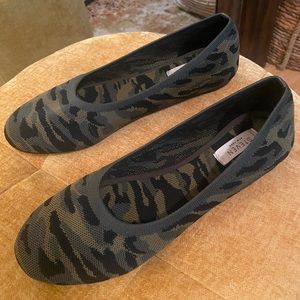 Steve Madden flat shoe